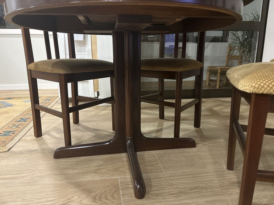 Mesa de jantar em madeira maciça extensível com 6 cadeiras