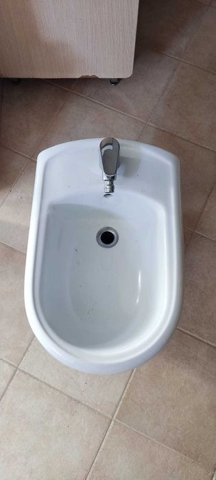 Bidé em bom estado. Adaptável a qualquer casa de banho.