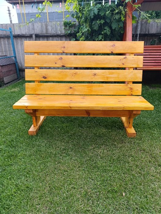 Нова дерев'яна лавка для саду і двору