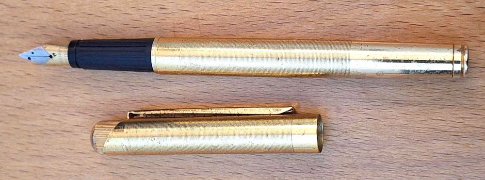 Caneta de tinta permanente em metal dourado