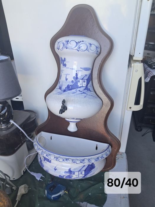 Fonte decorativa com suporte em madeira