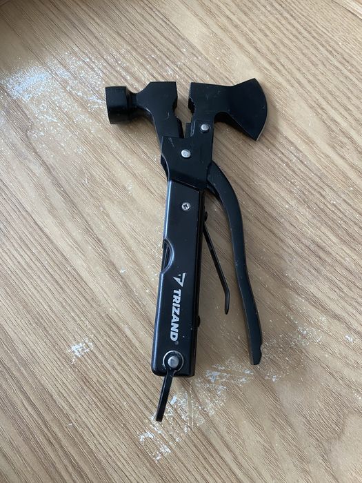Narzedzie wielofunkcyjne multitool17w1 SURVIVAL MŁOTEK SIEKIERKA SCYZORYK