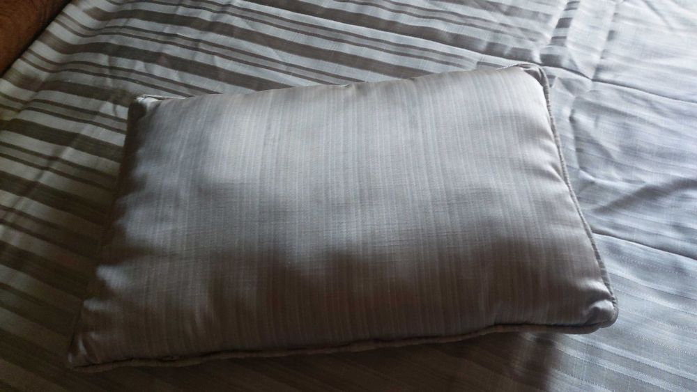 Cortinados, colcha e almofadas em shantung de seda+varão metal dourado