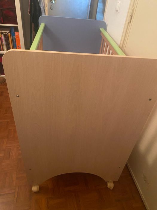 Cama berçário de madeira + acessórios e colchão.