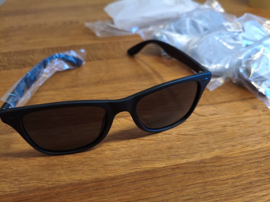 4 sztuki Nowe Okulary przeciwsłoneczne plastikowe czarne