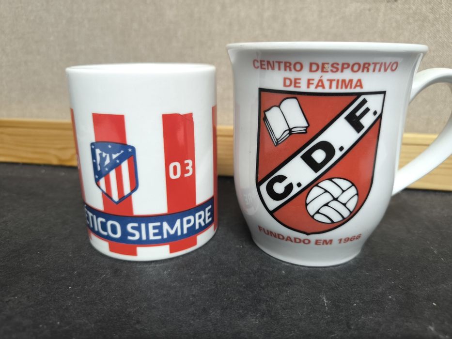 Conjunto de 2 chávenas de porcelana
Conjunto de duas chávenas em porce