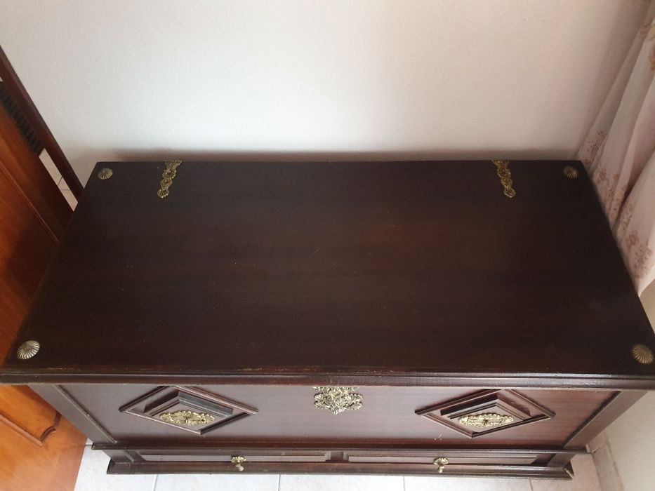 Arca de Madeira escura