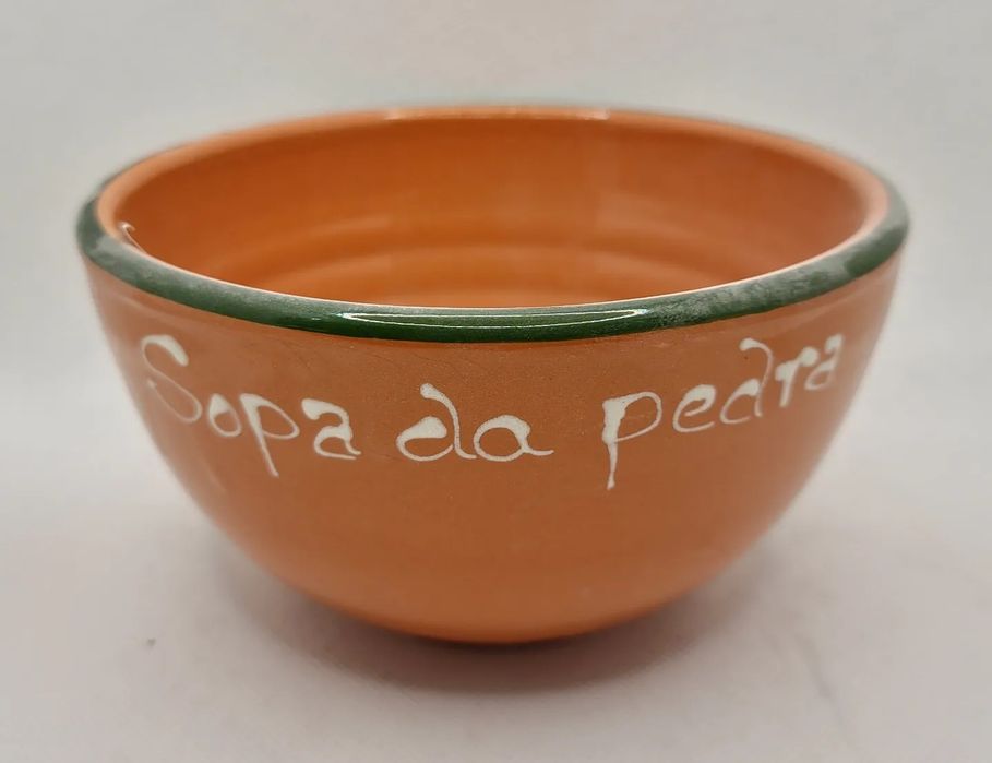 Tijelas de sopa e canecas em louça