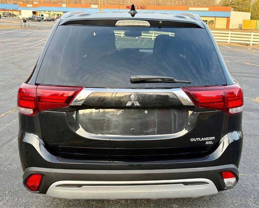 Mitsubishi Outlander SEL      2020
