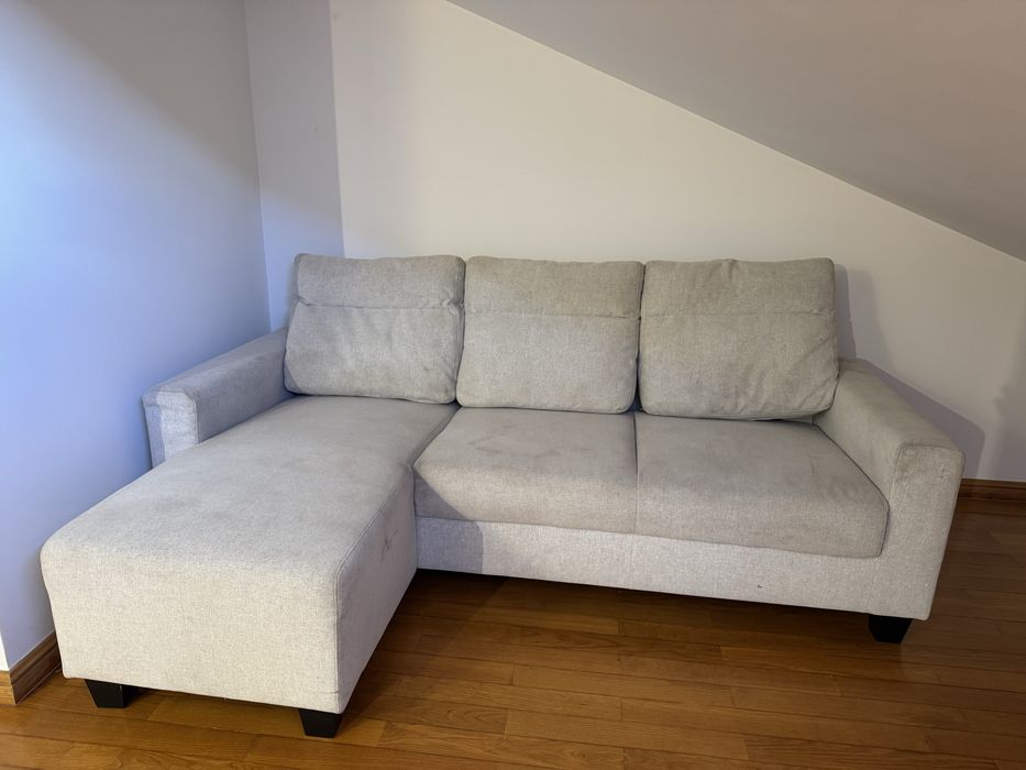 Sofá de 3 lugares em bege, com chaise longue