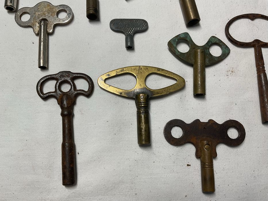 Conjunto de 10 chaves antigas para relogios