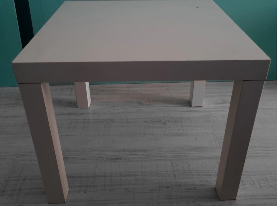 Mesa pequena/secretária com 4 pernas.