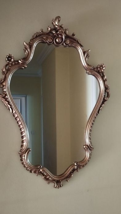 Espelho de madeira dourado todo trabalhado com cerca de 84cm de altura