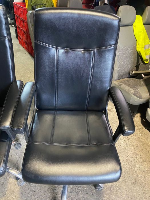 Продам офісні крісла