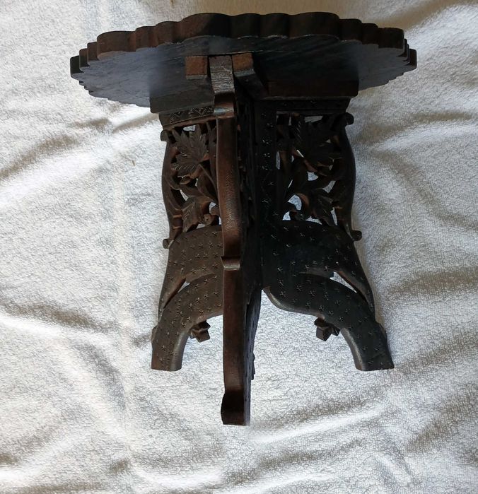 Par de pequenas mesas indianas