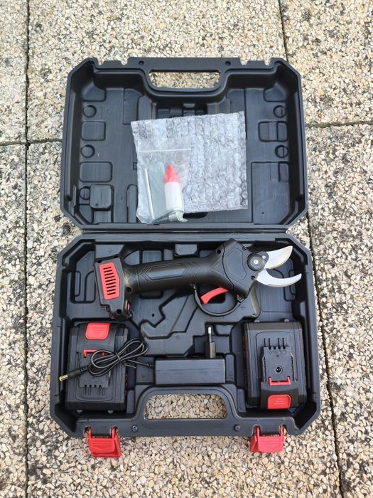 Tesoura de Poda Elétrica *2 baterias*  21V - *NOVA*