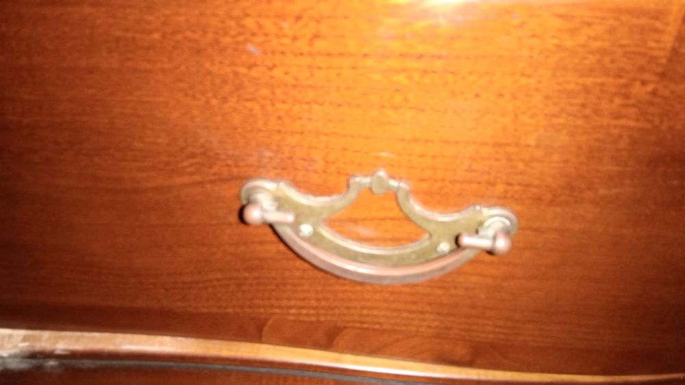 Vendo cómoda e espelho