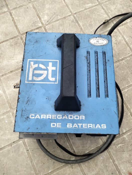 Carregador de baterias para motos ou carros.