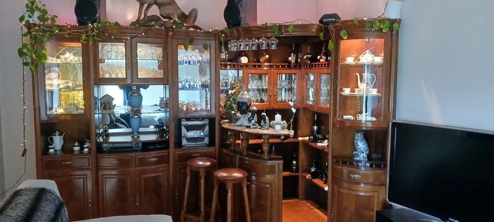 Móvel de bar com espaço para tv