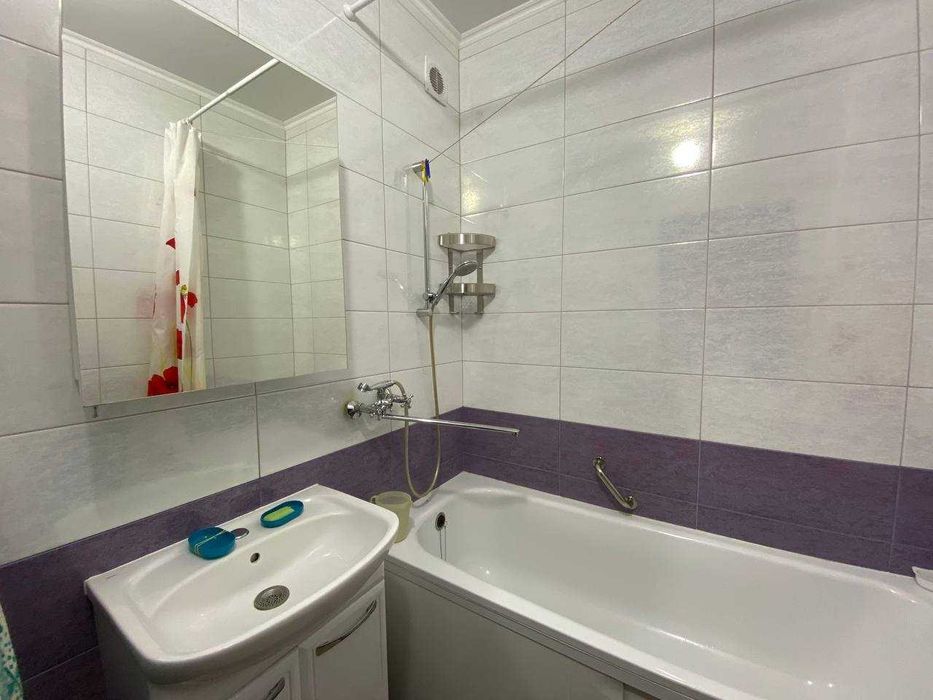 Простора 1-к  45 м²  біля метро Харківська/Позняки. Вишняківська,3