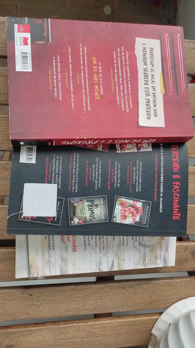 "Um de nós mente"; "Um de nós é o próximo"; "Um de nós está de volta"