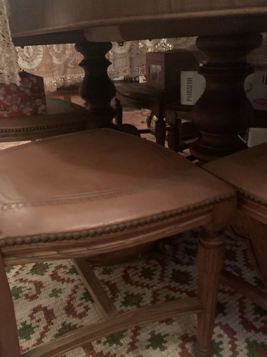 Conjunto sala de jantar em madeira (mesa e cadeiras)