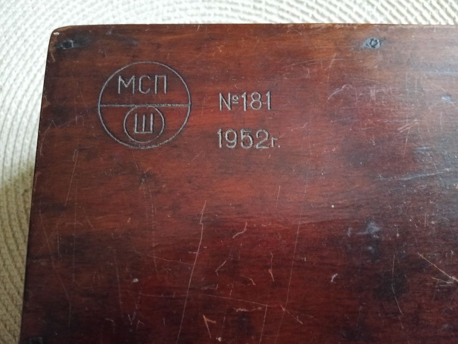Деревянная старинная шкатулка 1952года, размеры 21см * 21см, *7см.
