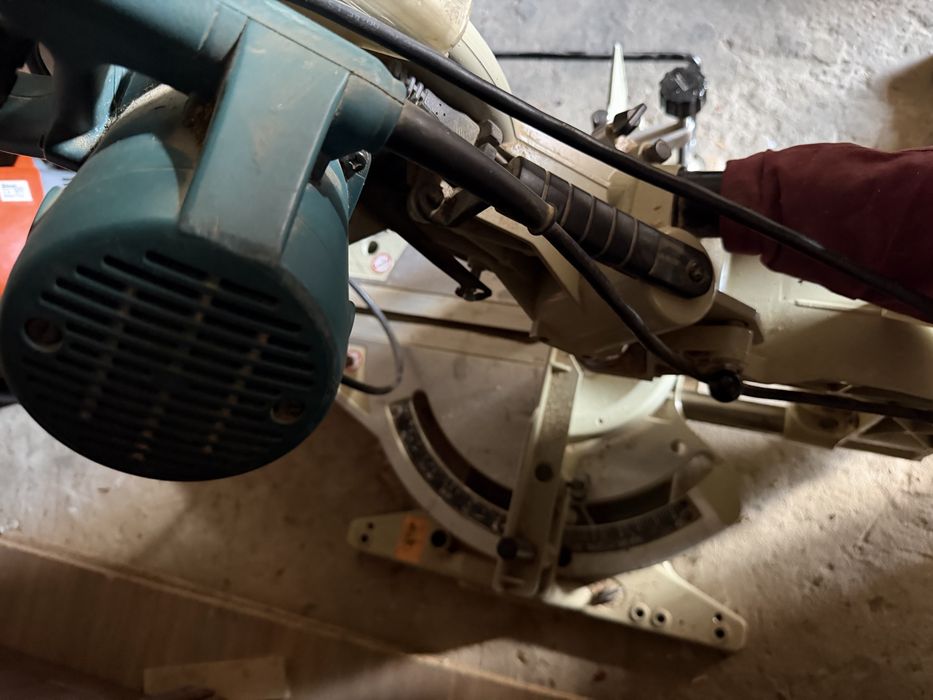Пила торцева  MAKITA LS1214 професійна протяжкою