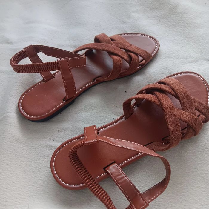 Vendo sapatos baixinhos e abertos