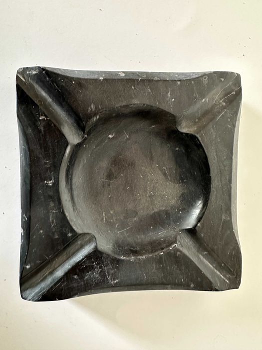 Cinzeiro em pedra mármore negro, novo.