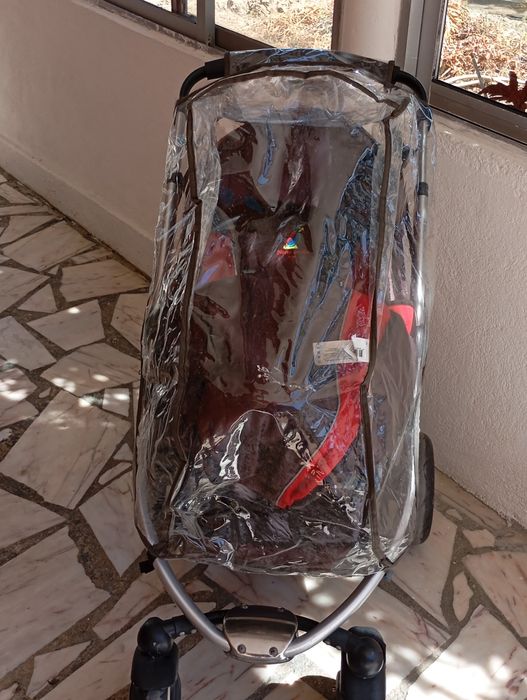 Vendo dois carrinhos de bebé,marca Pierre Cardin .
