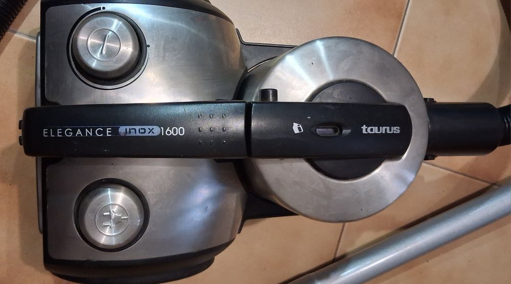 Aspirador Taurus em inox com boa sucção