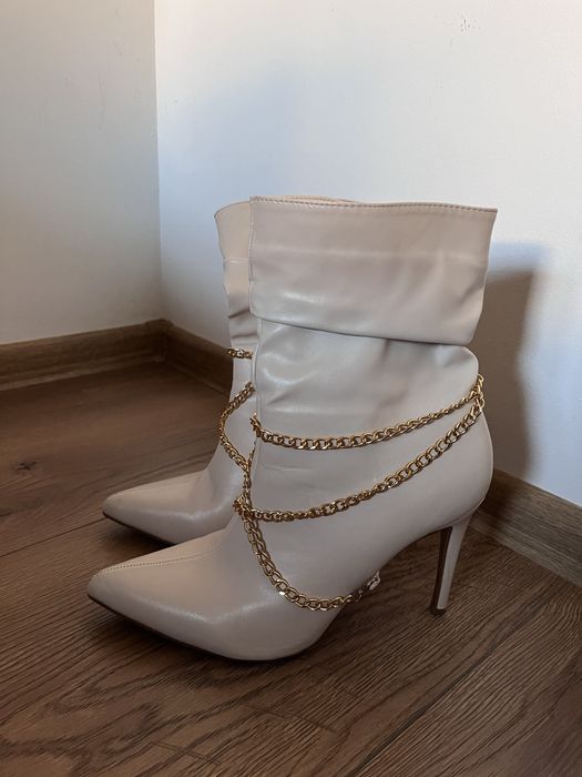 Kremowe botki na szpilce