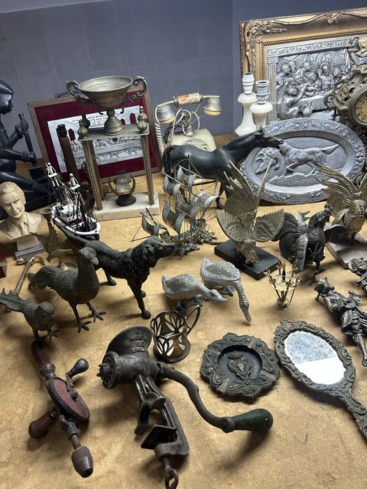 Lote de dezenas de antiguidades