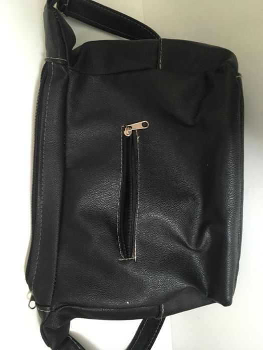 Bolsa Preta com Vários Fechos