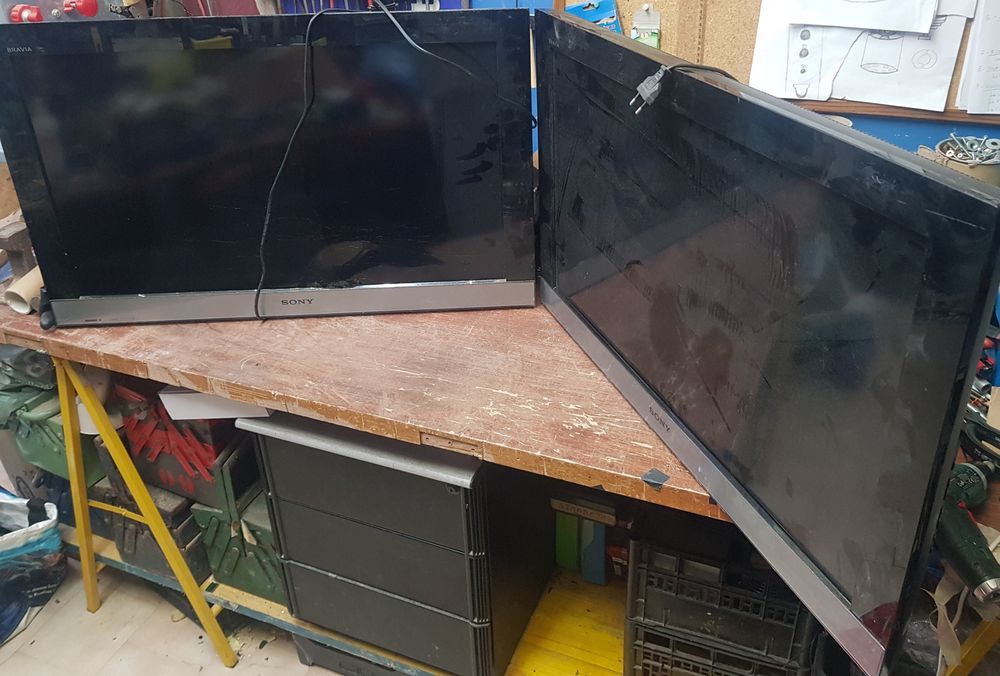 Duas TV Sony Bravia KDL-32LX302 ecrã partido