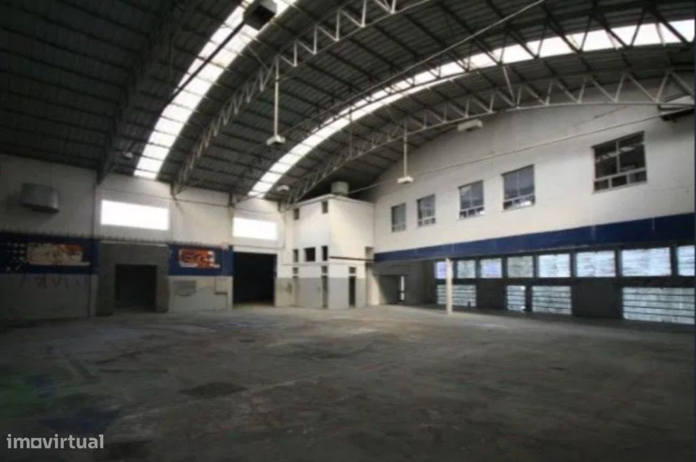 Armazém com cerca de 1200 m2 Zona Indústrial do Porto