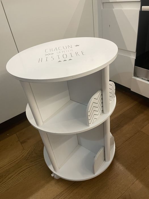 Półka na książki na kółkach