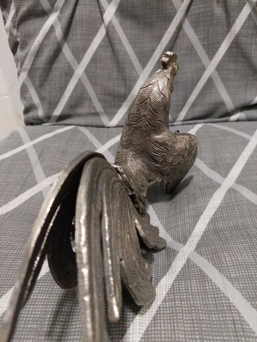 Galo em metal para decoração