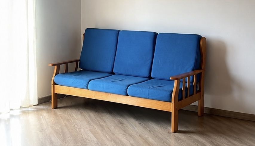 Sofa de madeira com almofadas azuis