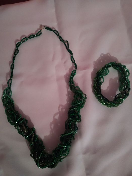 Жіночі прикраси із бісеру.