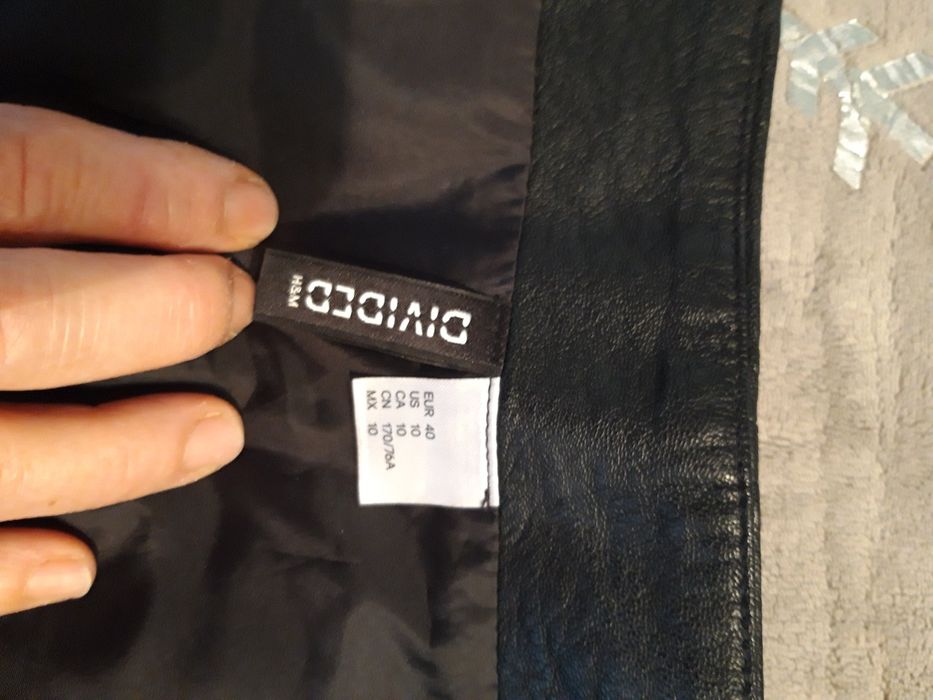 Piękna spódniczka mini z grubej ecoskóry z haftem