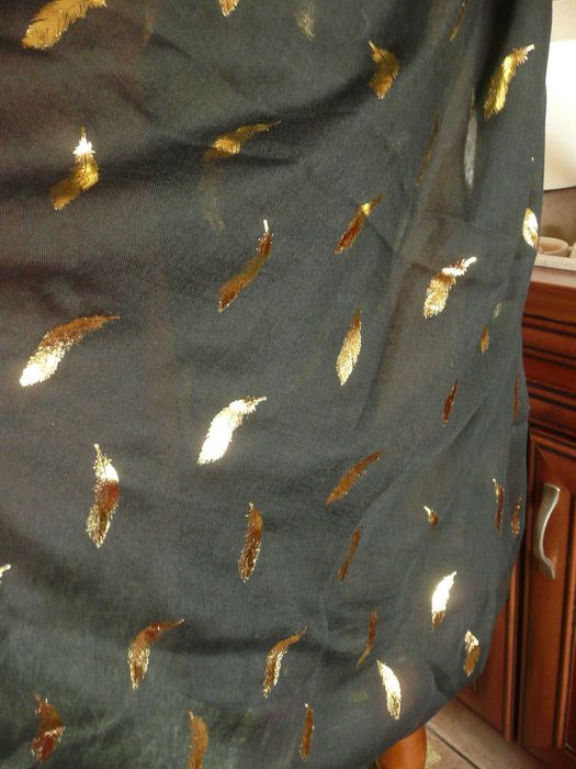 szal czarny złote srebrne prasowane piórka NOWE