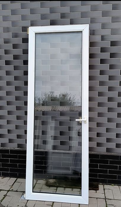 Пластиковая дверь с луткой