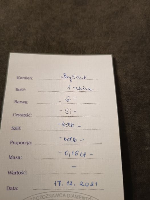 Pierścionek z brylancikiem