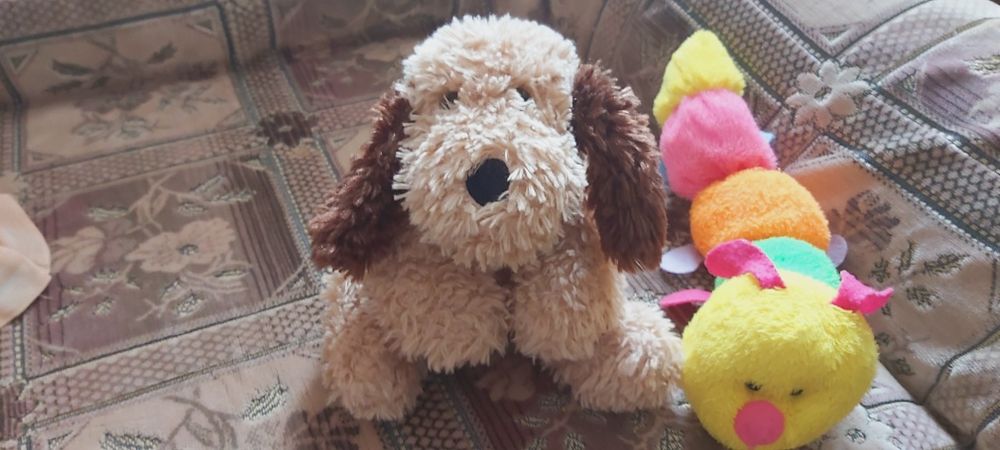 Продам мягкие игрушки собачка и гусеница.