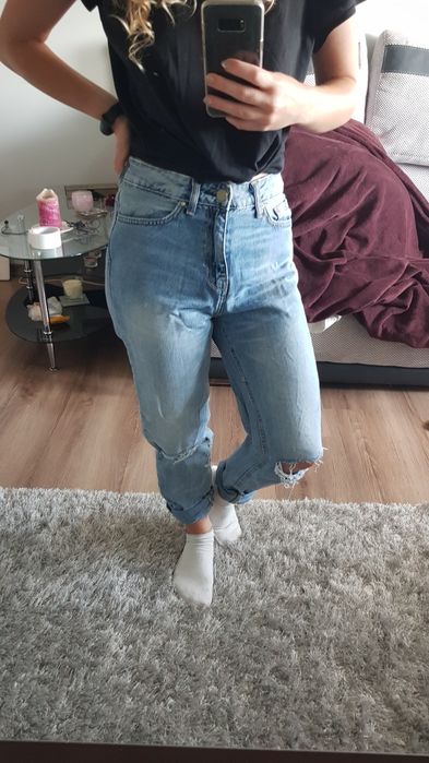 Spodnie jeans z "podarciami"