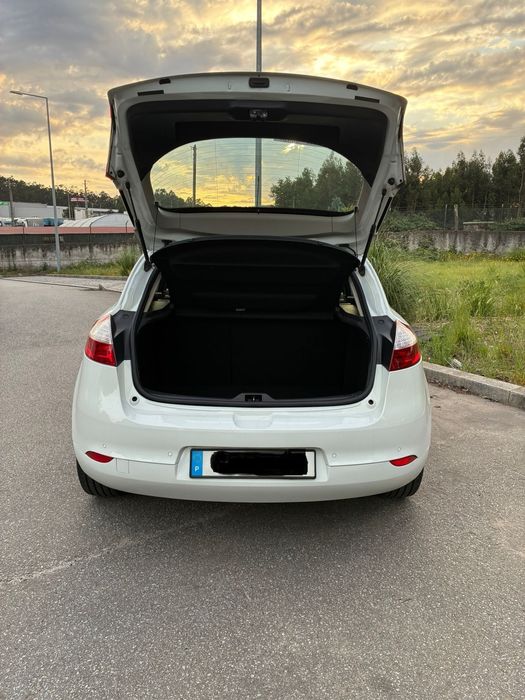 Renault Megane branco em ótimo estado