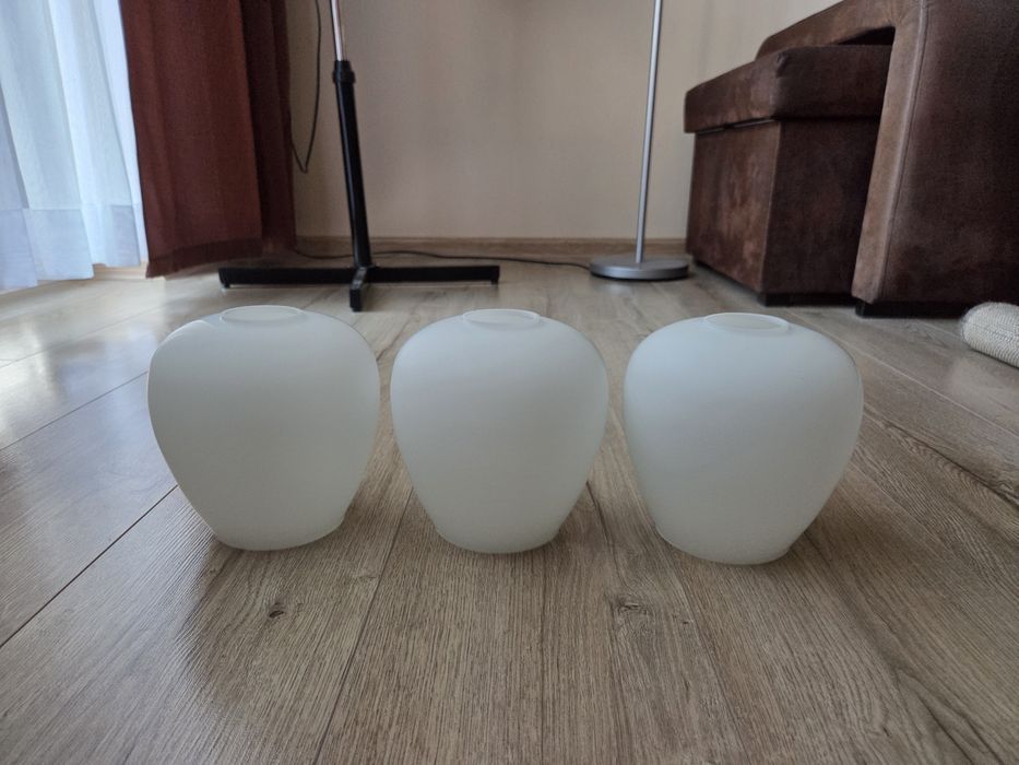 Białe klosze szklane do lampy