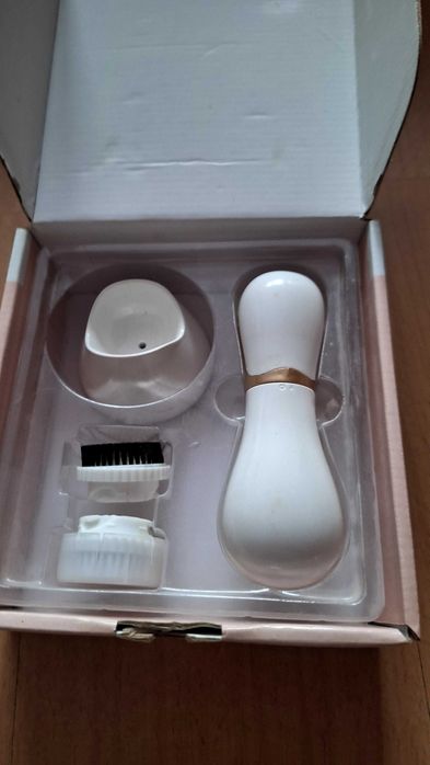 Szczoteczka soniczna do mycia twarzy.